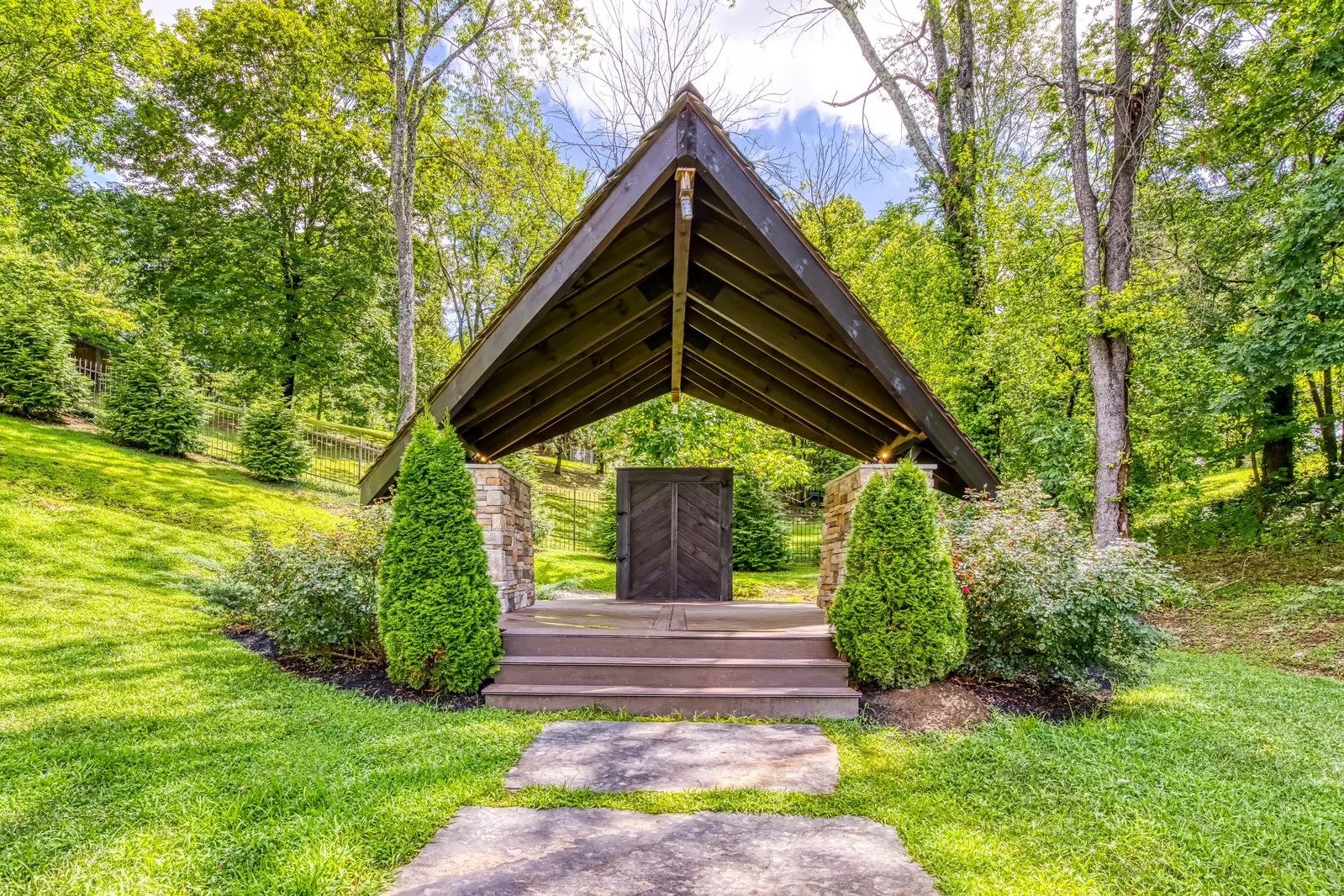 GRAND LECONTE LODGE