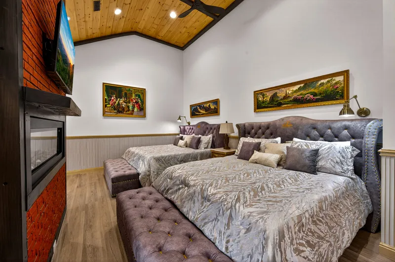 DICKENS LODGE