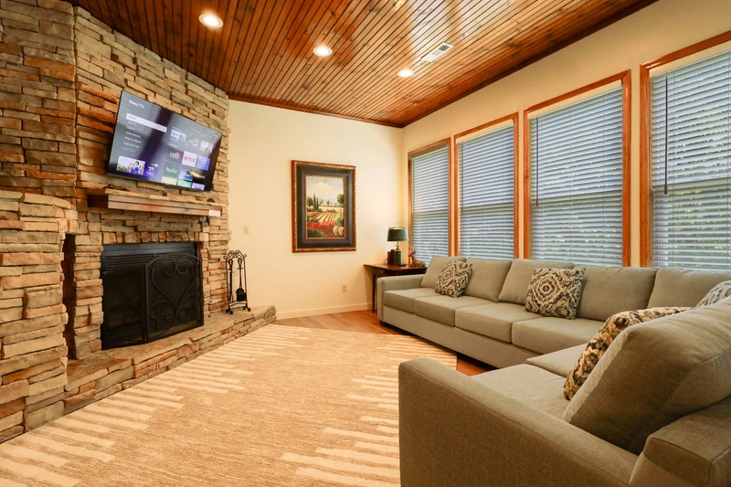 SUNSTONE LODGE