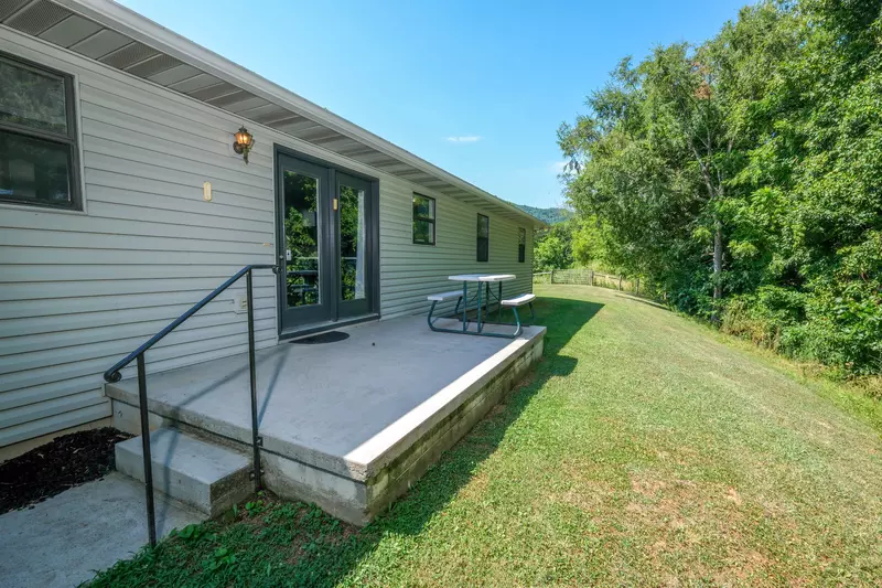 GREEN ACRES FARMHOUSE