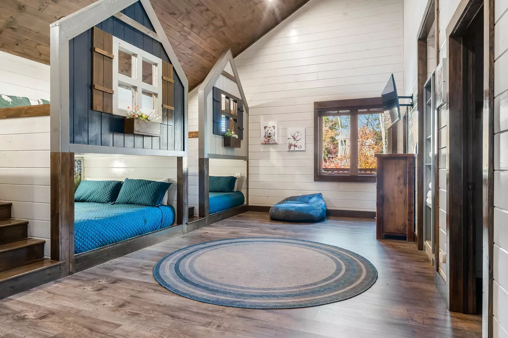 GRAND LECONTE LODGE