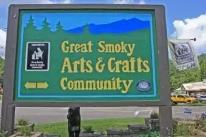 gatlinburg arts and crafts community sign